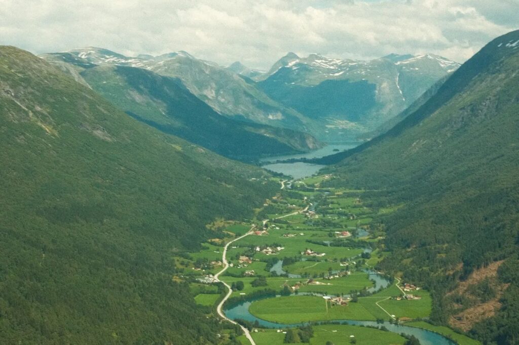 fjell og fjord fra luften