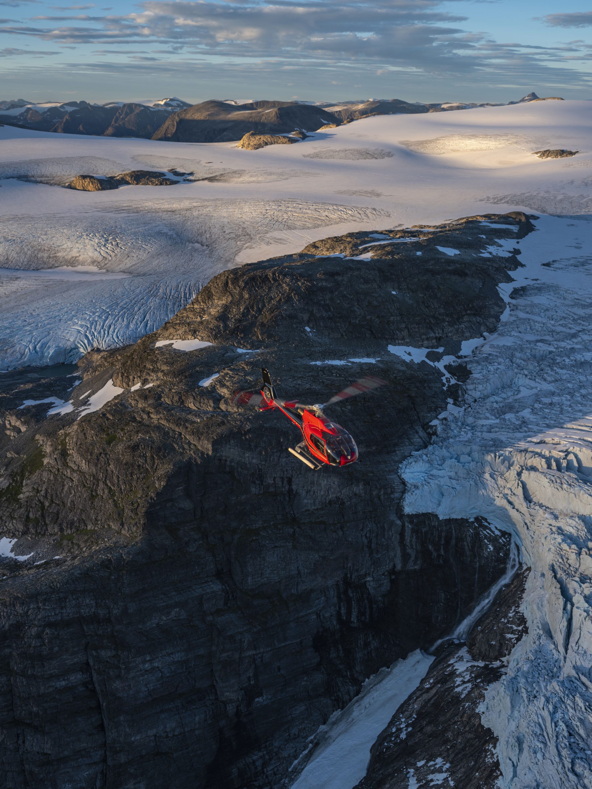Geiranger med helikopter.jpg