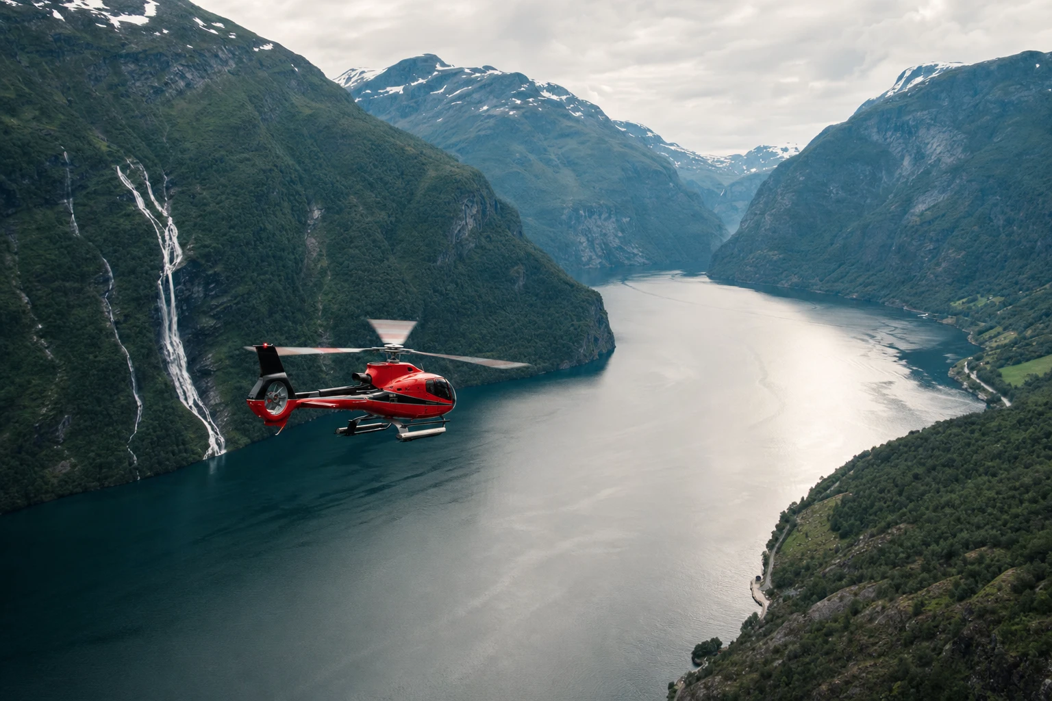 Hva kan du se på helikopterturer over Geiranger?