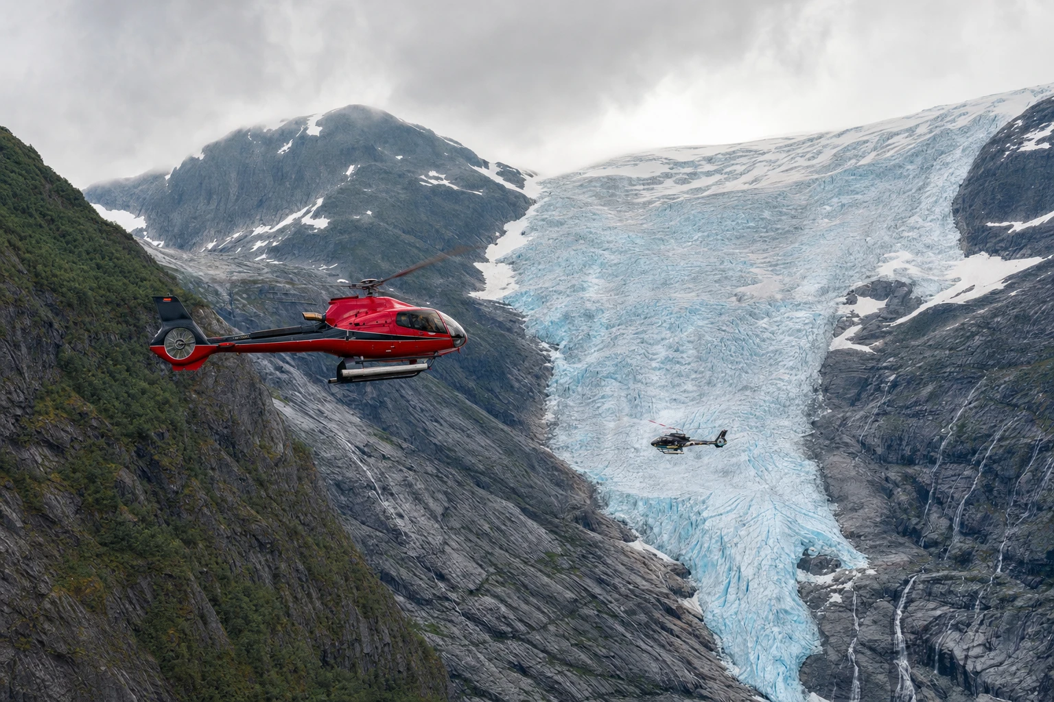 Hvordan kan Loen Skylift kombineres med helikopter til Briksdalsbreen?