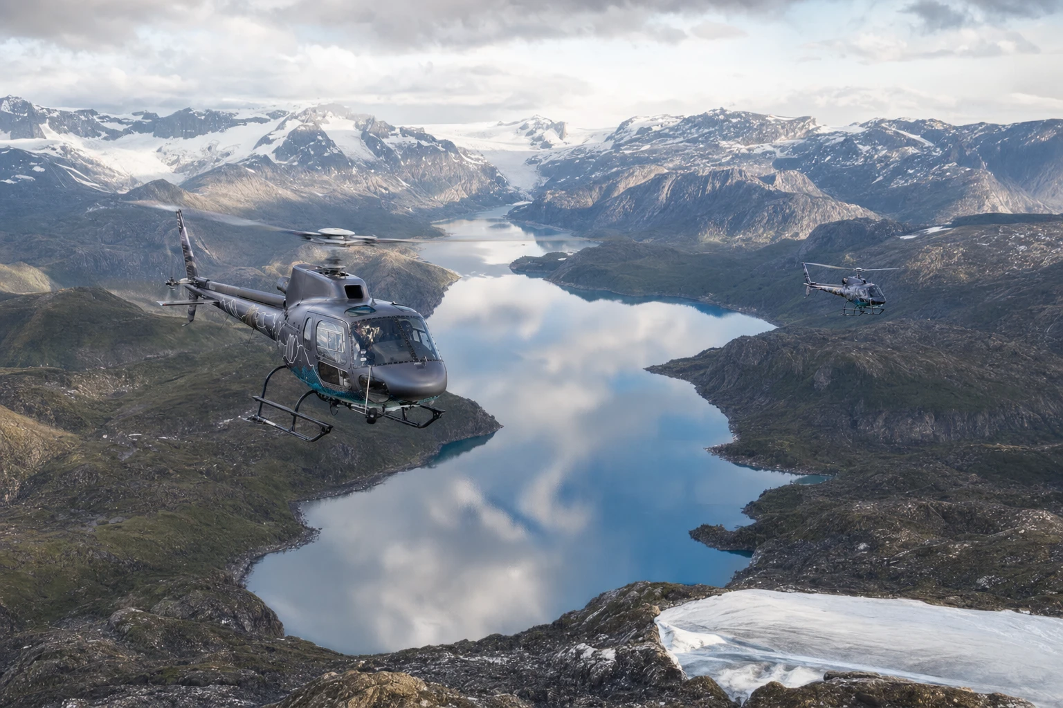Sightseeing over fjord, fjell og brelandskap