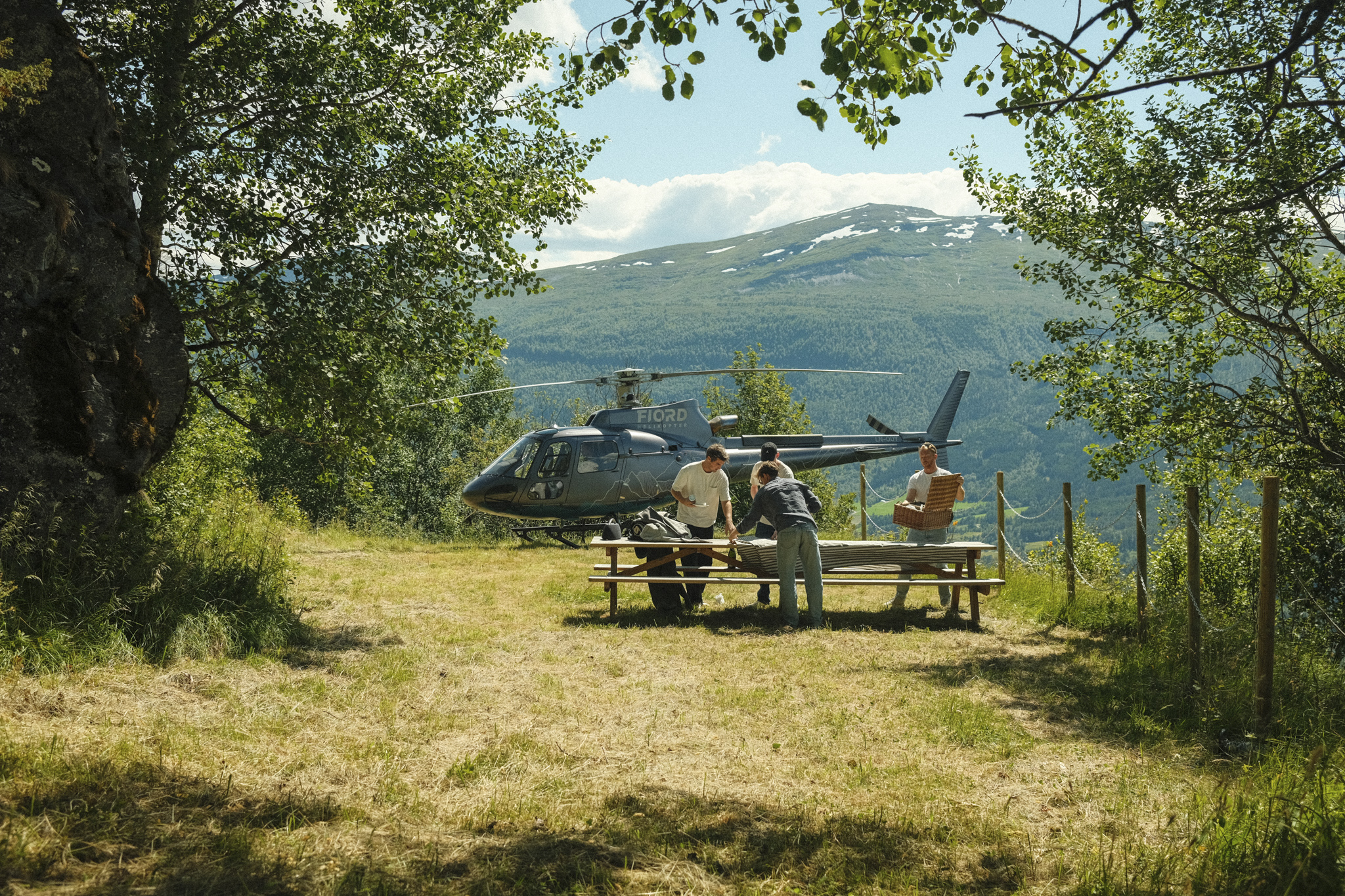 fjord helikopter med picnic.jpg