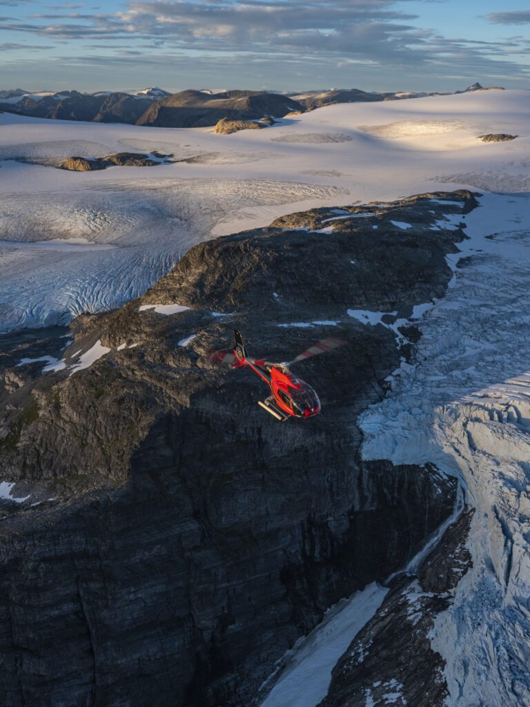 Geiranger med helikopter.jpg